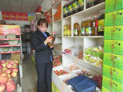 莊浪縣永寧鄉(xiāng)食藥監(jiān)所規(guī)范轉(zhuǎn)基因食品專柜銷售，保障消費者知情權(quán)